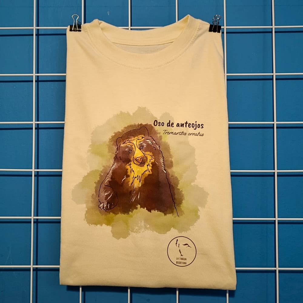 Camiseta ilustrada oso de anteojos, La Tingua Bogotana — imagen de referencia