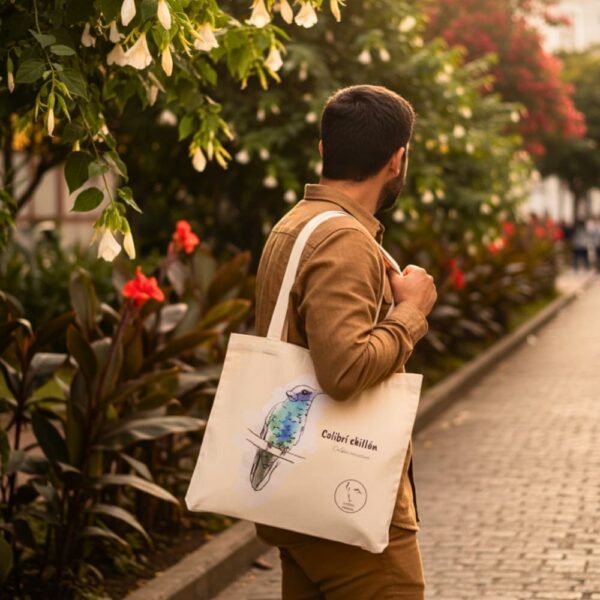 Tote bag ilustrada Colibrí chillón | Arte bogotano en algodón 100%