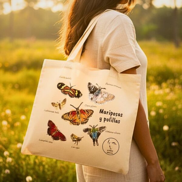 Tote bag ilustrada Mariposas y polillas | Arte bogotano en algodón 100%